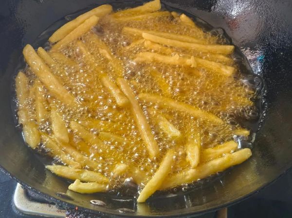 炸薯条怎么做_炸薯条最简单做法