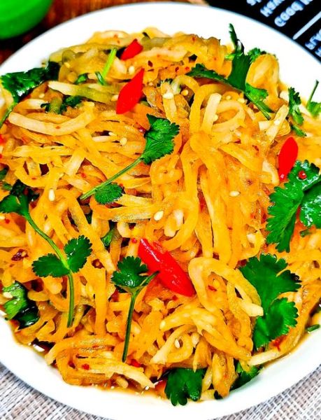 凉拌萝卜丝怎么做_凉拌萝卜丝用不用焯水