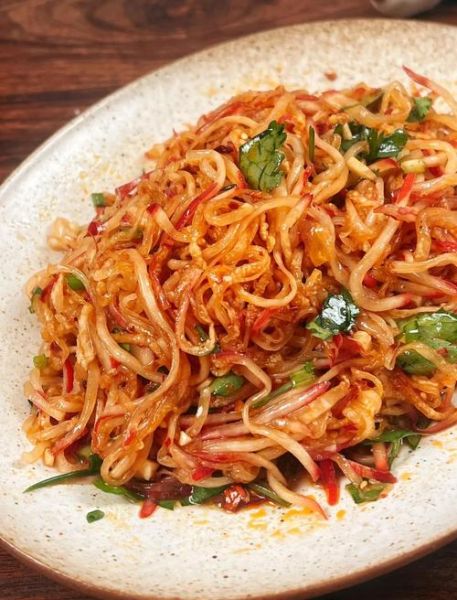 凉拌萝卜丝怎么做_凉拌萝卜丝用不用焯水