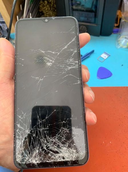 手机碎屏维修多少钱_自己换屏靠谱吗