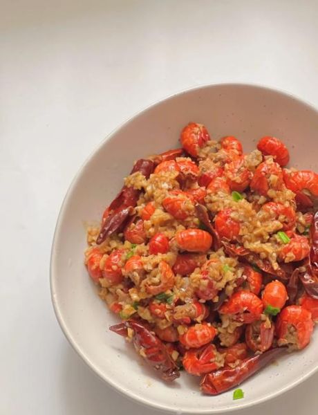 炒龙虾尾怎么做_龙虾尾焯水还是直接炒