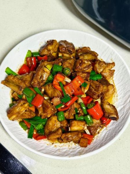 家常炒排骨怎么做_炒排骨先焯水还是先腌制