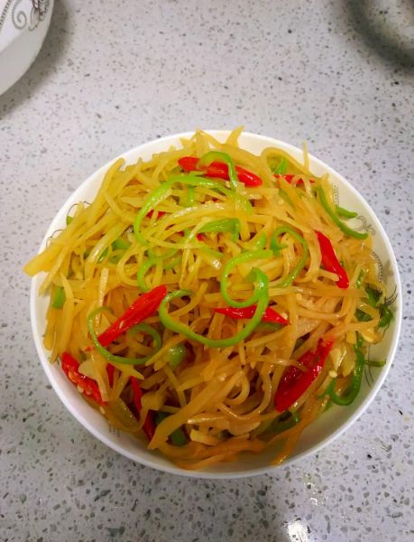 凉拌土豆丝怎么做才脆_土豆丝焯水几分钟最佳