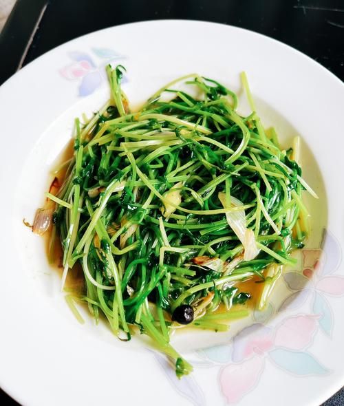 炒豆苗怎么炒才好吃_家常炒豆苗要不要焯水