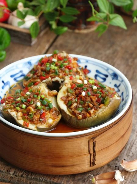 凉拌蒸茄子怎么做_蒸茄子不吸油技巧