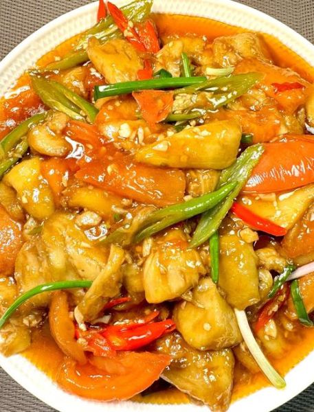 烧茄子怎么做简单又好吃_家常烧茄子需要焯水吗