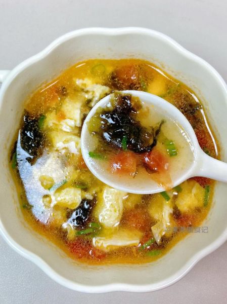 西红柿紫菜蛋花汤怎么做_紫菜蛋花汤要不要先炒西红柿