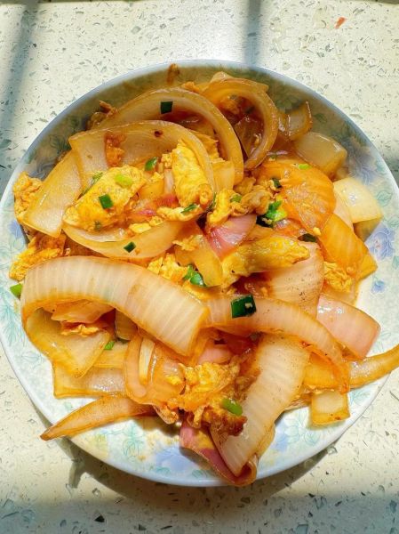 洋葱炒鸡蛋怎么做才好吃_洋葱炒鸡蛋的家常做法