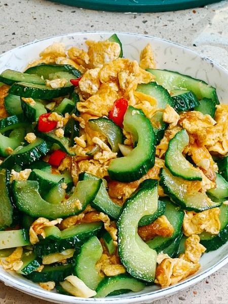 菜瓜怎么炒好吃_菜瓜炒蛋的家常做法