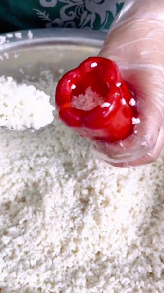 湖南糯米粉灌辣椒怎么做_正宗灌辣椒配方