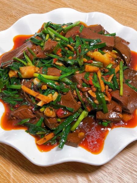 韭菜炒鸭血怎么做_鸭血要不要焯水