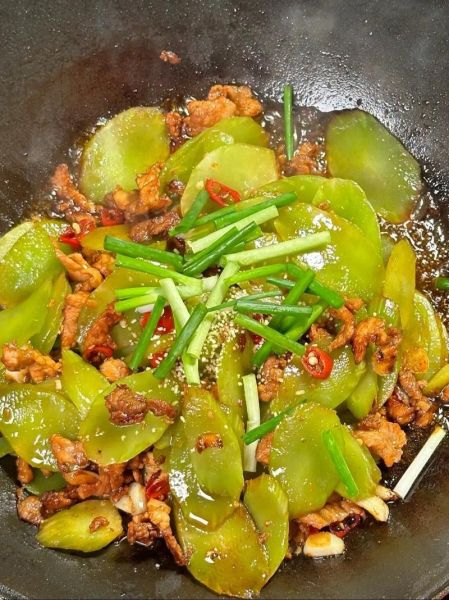 莴笋炒肉怎么做_莴笋炒肉用焯水吗