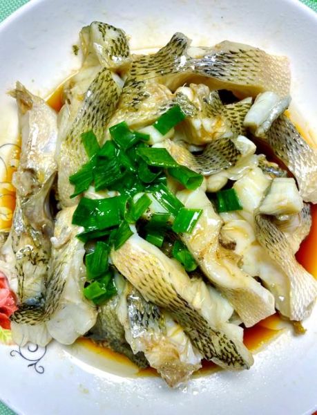 蒸鲈鱼怎么蒸才鲜嫩_蒸鲈鱼做法步骤详解