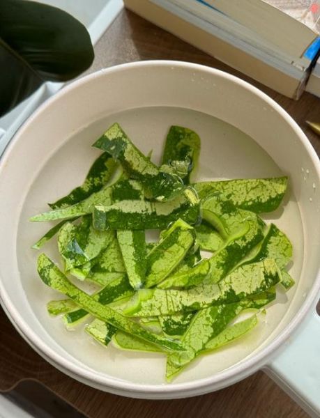 凉拌西瓜皮怎么做_西瓜皮凉拌要不要焯水