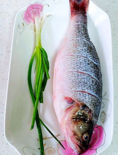 清蒸鲈鱼怎么做_红烧鲤鱼怎么做好吃