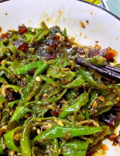 辣椒皮蛋怎么做_皮蛋拌辣椒家常做法