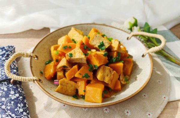 南瓜炒肉怎么炒才好吃_南瓜炒肉家常做法