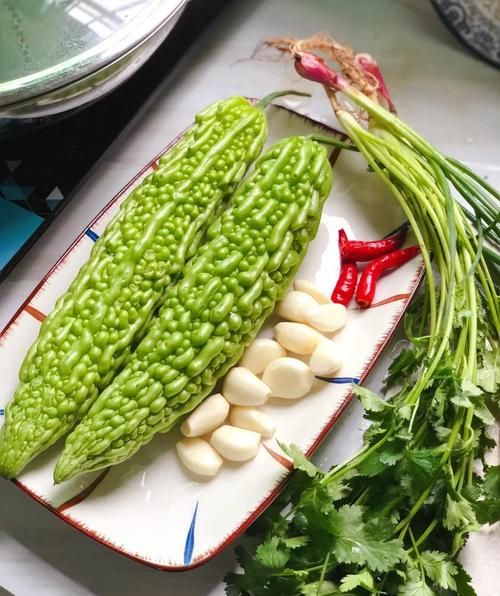 苦瓜凉拌怎么做不苦_苦瓜凉拌需要焯水吗