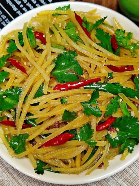 酸辣土豆丝怎么做_酸辣土豆丝焯水还是过油