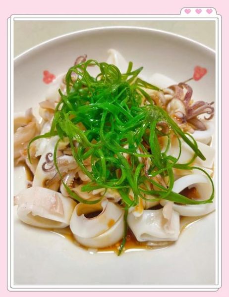 白灼鱿鱼怎么做好吃_白灼鱿鱼焯水几分钟