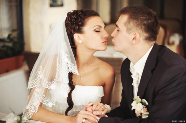 结婚亲嘴词语有哪些_婚礼亲吻环节怎么说