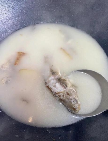 清炖鲫鱼的家常做法_鲫鱼汤怎么炖才奶白
