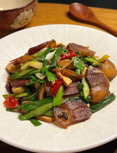 炒腊肉的家常做法_腊肉怎么炒才香