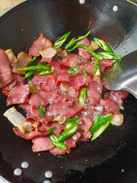 炒腊肉的家常做法_腊肉怎么炒才香