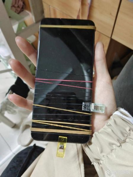 手机屏幕脱胶了怎么办_手机脱胶修复多少钱
