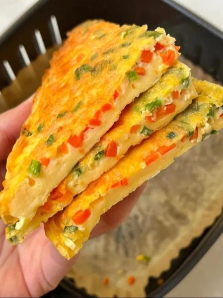 胡萝卜鸡蛋饼怎么做_胡萝卜鸡蛋饼需要焯水吗