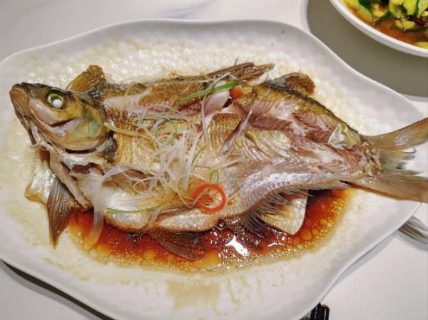 清蒸鲈鱼怎么做_清蒸鲈鱼蒸多久才嫩