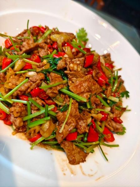 家常小炒牛肉怎么做_牛肉嫩滑不柴的秘诀