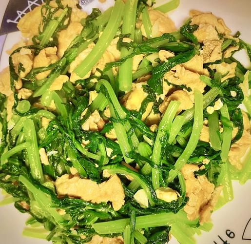 茼蒿炒鸡蛋怎么炒才嫩_茼蒿炒鸡蛋要不要焯水