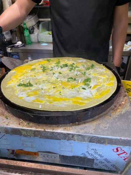 摊煎饼的做法_煎饼怎么摊才薄而不破