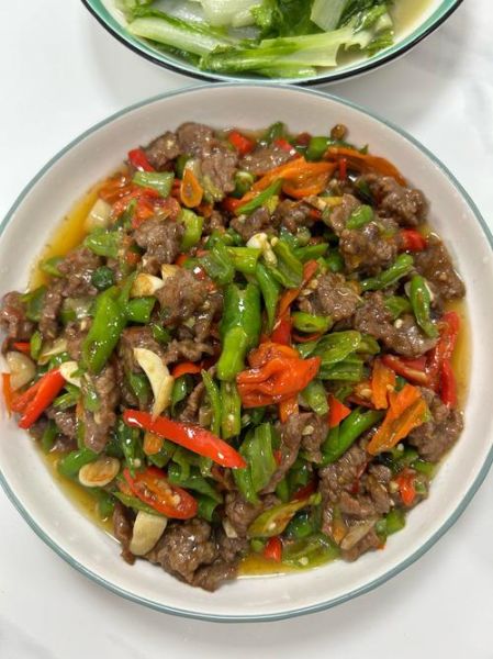 牛肉炒青椒怎么炒才嫩_牛肉炒青椒的家常做法