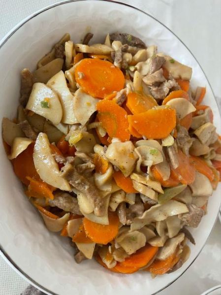 鸡腿菇炒肉怎么炒好吃_鸡腿菇炒肉用焯水吗