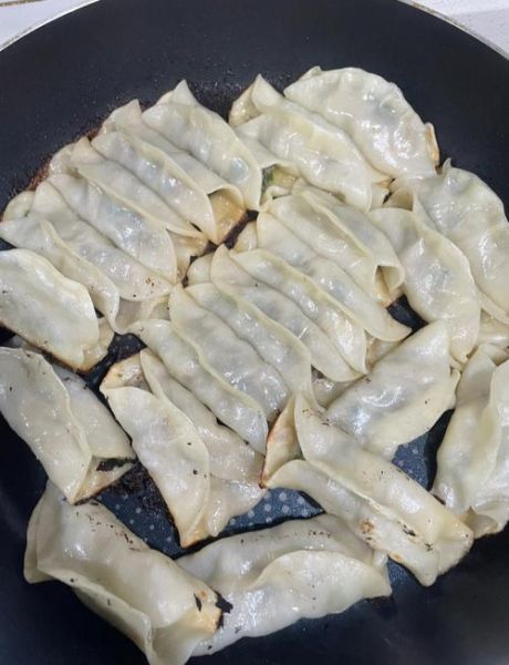 锅贴怎么煎不粘锅_锅贴的家常做法步骤