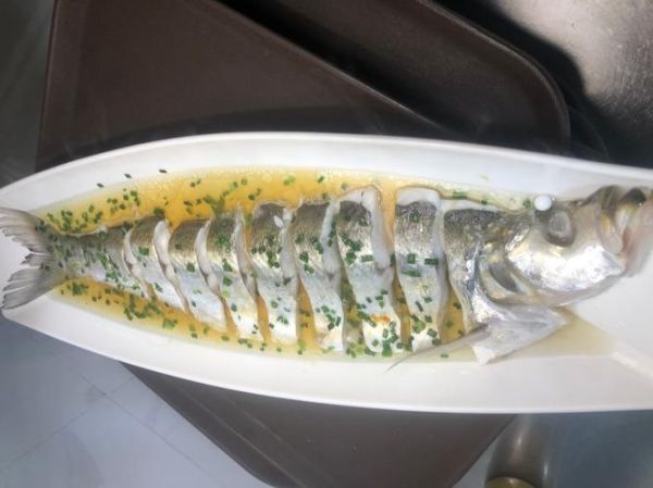 清蒸白鱼怎么做_清蒸白鱼蒸几分钟才鲜嫩