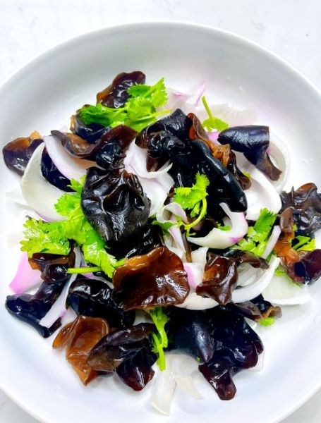 木耳洋葱凉拌怎么做_木耳洋葱凉拌需要焯水吗