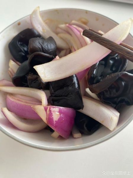 木耳洋葱凉拌怎么做_木耳洋葱凉拌需要焯水吗