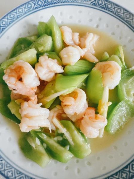 虾仁炒丝瓜怎么做_丝瓜要不要焯水