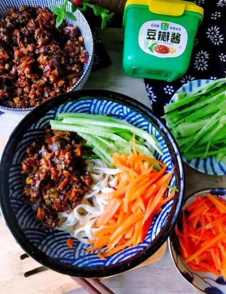 炸酱面怎么做好吃_炸酱面的家常做法