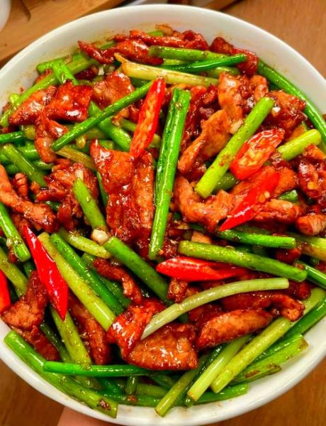 蒜苔炒肉怎么炒好吃_蒜苔炒肉用不用焯水