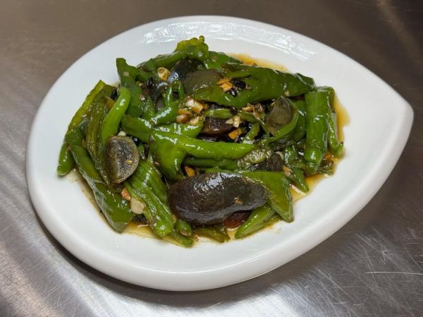 皮蛋擂辣椒怎么做_皮蛋擂辣椒的家常做法