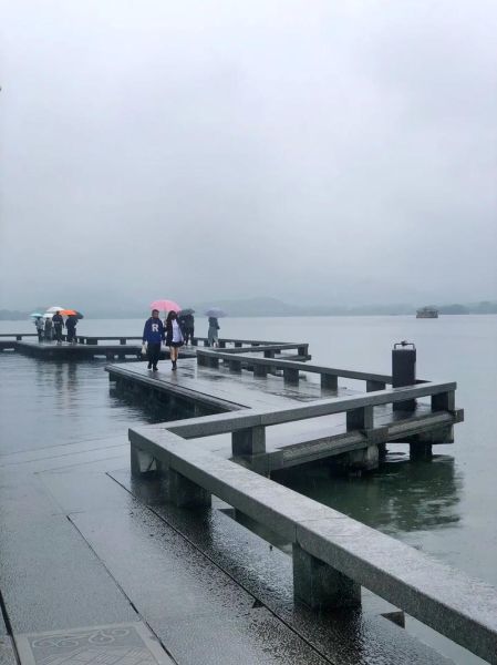 雨中游玩安全吗_雨中游玩穿什么