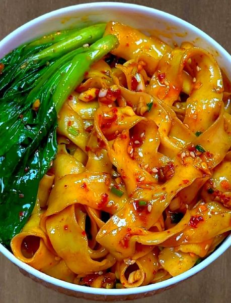 油泼面怎么做好吃_正宗油泼面家常做法