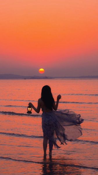 海边日出最佳观赏时间_海边拍照穿什么颜色衣服好看