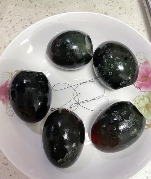 皮蛋凉拌怎么做_皮蛋凉拌要不要焯水