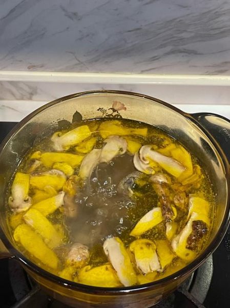 松茸炖鸡怎么做_松茸炖鸡需要焯水吗