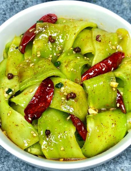 凉拌莴笋怎么做才脆_凉拌莴笋要不要焯水